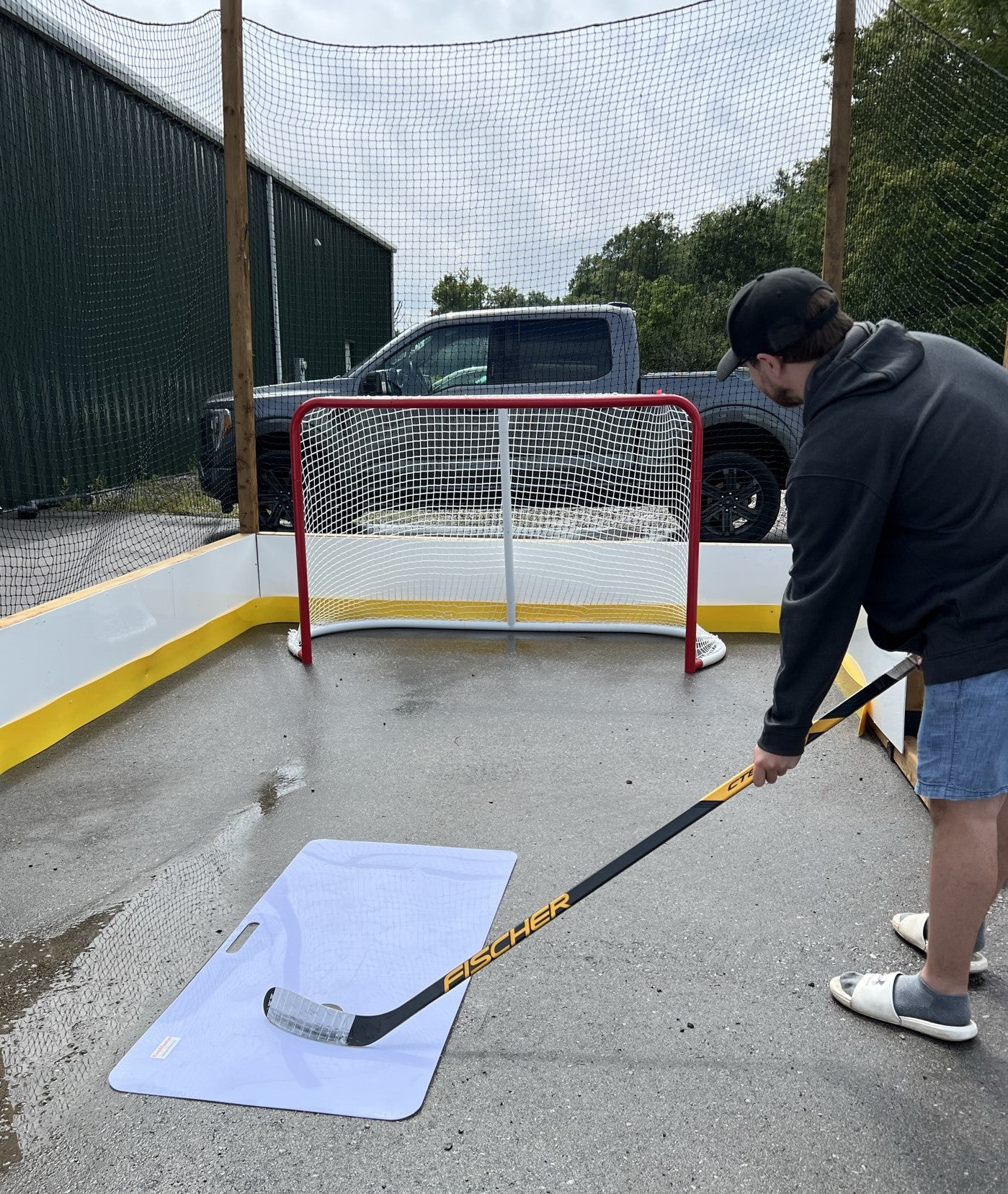 Hockey shooting pad with puck