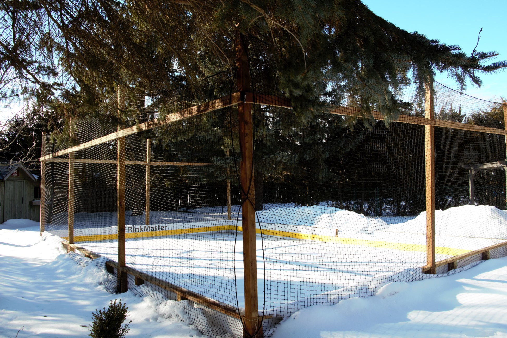 hockey netting around outdoor hockey rink